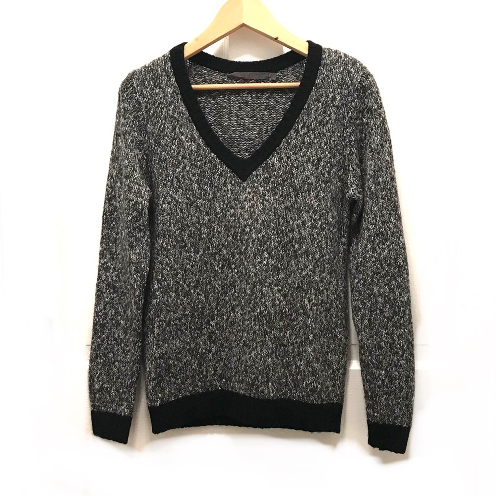 Feel the Piece salt & pepper v-neck sweater